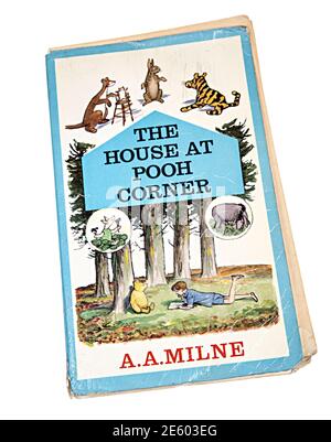 Libro cartaceo The House at Pooh Corner di A.A. Milne ha pubblicato per la prima volta nel 1928 questa edizione 1965 Foto Stock