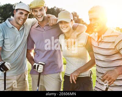 Ritratto di Allegro il giovane giocatore di golf sul campo da golf Foto Stock