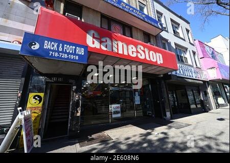 Vista esterna di un negozio di videogiochi GameStop nel quartiere Queens di New York City, New York, 28 gennaio 2021. Le parti della merce di gioco e negozio di elettronica di consumo hanno sparato in su alimentato dai singoli investitori usando il forum Reddit WallStreetBets subreddit per incoraggiare altri commercianti dilettanti ad acquistare le azioni che sono fortemente scommessi contro, o accorciati, causando Wall Street a perdere milioni di dollari. Il commercio delle azione è stato arrestato parecchie volte ed alcuni mediatori hanno fissato i limiti per controllare l'aumento.(foto da Anthony Behar/Sipa USA) Foto Stock