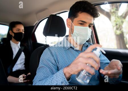 Tassista che mette gel di alcool sopra. Foto Stock