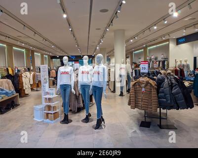 Huelva, Spagna - 27 gennaio 2021: Un Mango Store nel centro commerciale Holea. È una multinazionale spagnola della progettazione, produzione e commercializzazione di Clo Foto Stock