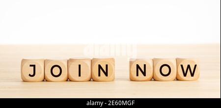 Unisciti a noi parola su blocchi di legno su tavolo di legno. Spazio di copia. Sfondo bianco Foto Stock