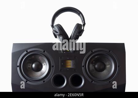 Cuffie professionali e monitor audio isolati su bianco Foto Stock