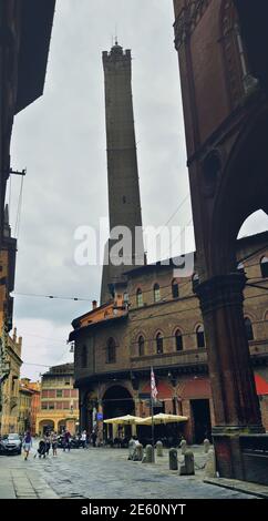 Vista della Torre Asinelli da Piazza della Mercanzia a Bologna Italia Foto Stock