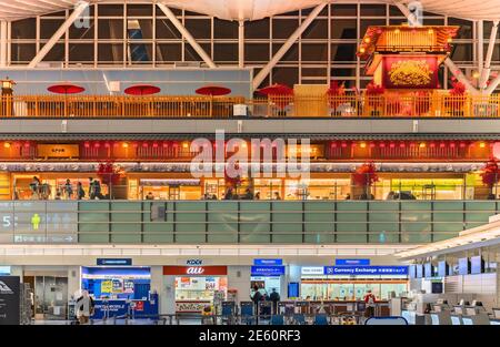 tokyo, giappone - novembre 22 2019: Interno dell'Aeroporto di Haneda con il luogo Omatsuri-hiroba illuminato da lanterne di carta e decorato con tradizione Foto Stock