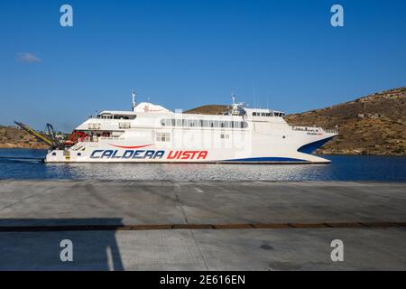 IOS, Grecia - 22 settembre 2020: Caldera Vista, imbarcazione ad alta velocità al porto di iOS. CICLADI, Grecia Foto Stock