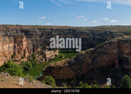 Monasterio de la Hoz (Sebulcor, Segovia, Spagna) paesaggio del canyon del fiume calcareo con rovine del monastero Foto Stock