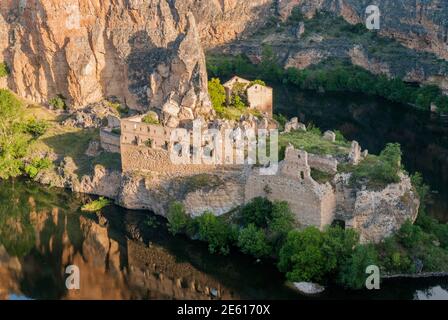 Monasterio de la Hoz (Sebulcor, Segovia, Spagna) paesaggio del canyon del fiume calcareo con rovine del monastero Foto Stock