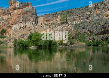 Monasterio de la Hoz (Sebulcor, Segovia, Spagna) paesaggio del canyon del fiume calcareo con rovine del monastero Foto Stock