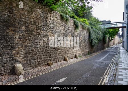 Vista lungo il South City Wall (Pembroke College Behind), classificato come Grade i, su Brewer Street, Oxford, Oxfordshire, Regno Unito. Foto Stock