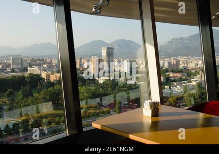 TIRANA, ALBANIA - 20 luglio: Centro della capitale albanese Tirana il 20 luglio 2012 dalla Sky Tower; è possibile vedere il bosco del Parco Rijna vicino al SK Foto Stock