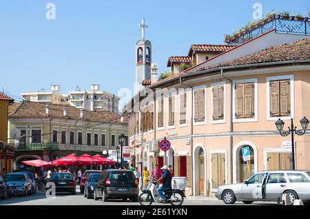 Shkoder, Albania - 31 luglio 2012: Edifici del periodo veneziano all'inizio della zona pedonale animata nel centro di Shkoder, sopra l'edificio Foto Stock