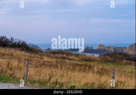 Vista dell'Ile des Landes e faro di Herpin dalla Pointe du Grouin vicino a Cancale, Ille-et-Vilaine, Bretagna, Francia Foto Stock