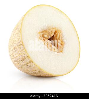 Mezzo melone ovale isolato su sfondo bianco. Uzbeko russo melone metà con clipping percorso. Profondità di campo completa. Foto Stock