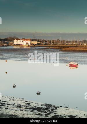 Foto in tinta della marea a Woodridge, fiume Deben a bassa marea, passeggiate in blocco, soleggiata passeggiata del fiume marea, tardo pomeriggio lungo il fiume Foto Stock