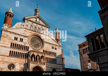Facciata principale della cattedrale di Cremona - Santa Maria Assunta Foto Stock
