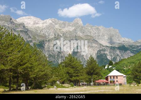 Montagne delle Alpi Albanesi dalla Valle di Theth Foto Stock