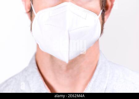 Uomo che indossa maschera facciale FFP2 bianca - protezione COVID Foto Stock