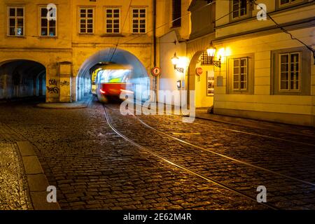 Tram notturno a Praga Foto Stock
