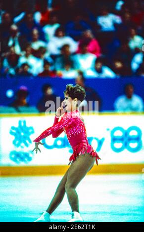 Jill Trenary (USA) in gara nel Ladies Figure Skating Short Programme ai Giochi Olimpici invernali 1988. Foto Stock