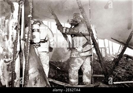 Vigili del fuoco al lavoro. Un vigile del fuoco è un soccorritore ampiamente addestrato in vigili del fuoco, principalmente per estinguere incendi pericolosi che minacciano la vita, la proprietà e l'ambiente, nonché per salvare persone e in alcuni casi o giurisdizioni anche animali da situazioni pericolose. I vigili del fuoco maschili sono talvolta indicati colloquialmente con il termine storico pompiere (e, meno comunemente, una vigile del fuoco femminile con il termine pompiere) anche se l'uso di questa terminologia è ufficialmente scoraggiato. L'estinzione degli incendi è ulteriormente suddivisa in competenze che includono: Dimensioni, spegnimento, ventilazione, Foto Stock