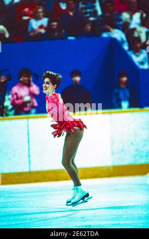 Jill Trenary (USA) in gara nel Ladies Figure Skating Short Programme ai Giochi Olimpici invernali 1988. Foto Stock