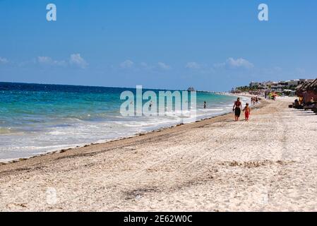 Spiaggia e barche a Puerto Morelos. Foto Stock