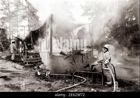 Vigili del fuoco al lavoro. Un vigile del fuoco è un soccorritore ampiamente addestrato in vigili del fuoco, principalmente per estinguere incendi pericolosi che minacciano la vita, la proprietà e l'ambiente, nonché per salvare persone e in alcuni casi o giurisdizioni anche animali da situazioni pericolose. I vigili del fuoco maschili sono talvolta indicati colloquialmente con il termine storico pompiere (e, meno comunemente, una vigile del fuoco femminile con il termine pompiere) anche se l'uso di questa terminologia è ufficialmente scoraggiato. L'estinzione degli incendi è ulteriormente suddivisa in competenze che includono: Dimensioni, spegnimento, ventilazione, Foto Stock