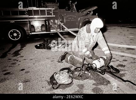 Vigili del fuoco al lavoro. Un vigile del fuoco è un soccorritore ampiamente addestrato in vigili del fuoco, principalmente per estinguere incendi pericolosi che minacciano la vita, la proprietà e l'ambiente, nonché per salvare persone e in alcuni casi o giurisdizioni anche animali da situazioni pericolose. I vigili del fuoco maschili sono talvolta indicati colloquialmente con il termine storico pompiere (e, meno comunemente, una vigile del fuoco femminile con il termine pompiere) anche se l'uso di questa terminologia è ufficialmente scoraggiato. L'estinzione degli incendi è ulteriormente suddivisa in competenze che includono: Dimensioni, spegnimento, ventilazione, Foto Stock