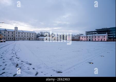 Derry, Norther Irlanda - 22 gennaio 2021: Ebrington Square con la neve in inverno Foto Stock