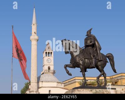 Statua di Skanderbeg (eroe nazionale degli albanesi), moschea di Ehem Bey e la Torre dell'Orologio in Piazza Skanderbeg, Tirana Foto Stock