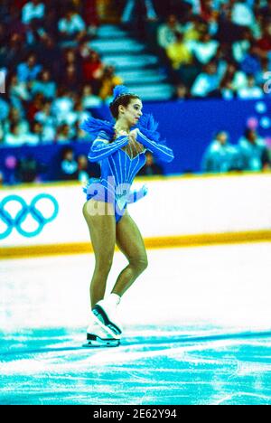 Katarina Witt (GDR) medaglia d'oro e campione olimpico in gara nel programma breve di pattinaggio femminile ai Giochi Olimpici invernali del 1988. Foto Stock