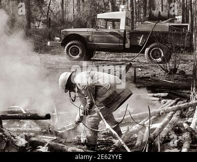 Vigili del fuoco al lavoro. Un vigile del fuoco è un soccorritore ampiamente addestrato in vigili del fuoco, principalmente per estinguere incendi pericolosi che minacciano la vita, la proprietà e l'ambiente, nonché per salvare persone e in alcuni casi o giurisdizioni anche animali da situazioni pericolose. I vigili del fuoco maschili sono talvolta indicati colloquialmente con il termine storico pompiere (e, meno comunemente, una vigile del fuoco femminile con il termine pompiere) anche se l'uso di questa terminologia è ufficialmente scoraggiato. L'estinzione degli incendi è ulteriormente suddivisa in competenze che includono: Dimensioni, spegnimento, ventilazione, Foto Stock