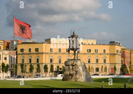 Nella piazza dedicata all'eroe nazionale domina Skanderbeg La sua statua equestre e la bandiera albanese sventolante - Tirana Foto Stock