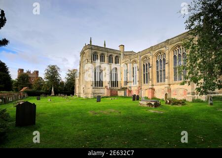 Colori autunnali, la Santa Trinity Collegiate Church, Tattersall Village, Lincolnshire, Inghilterra, Regno Unito Foto Stock