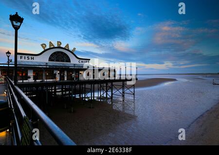 Evening Colors, Cleethorpes Pier, Cleethorpes Town, North East Lincolnshire; Inghilterra; Regno Unito Foto Stock