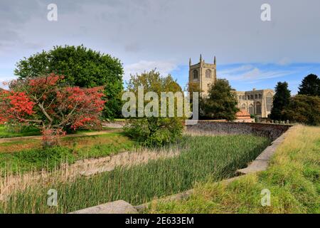 Colori autunnali, la Santa Trinity Collegiate Church, Tattersall Village, Lincolnshire, Inghilterra, Regno Unito Foto Stock