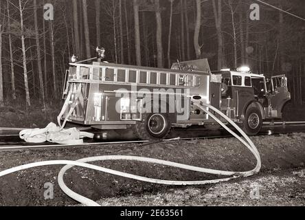 Vigili del fuoco al lavoro. Un vigile del fuoco è un soccorritore ampiamente addestrato in vigili del fuoco, principalmente per estinguere incendi pericolosi che minacciano la vita, la proprietà e l'ambiente, nonché per salvare persone e in alcuni casi o giurisdizioni anche animali da situazioni pericolose. I vigili del fuoco maschili sono talvolta indicati colloquialmente con il termine storico pompiere (e, meno comunemente, una vigile del fuoco femminile con il termine pompiere) anche se l'uso di questa terminologia è ufficialmente scoraggiato. L'estinzione degli incendi è ulteriormente suddivisa in competenze che includono: Dimensioni, spegnimento, ventilazione, Foto Stock