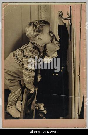 GERMANIA - CIRCA 1960s: La foto d'epoca mostra due bambini-ragazzo e ragazza curiosamente alla ricerca di qualcosa. Regali di Natale, regali di compleanno. 1960s. Foto Stock