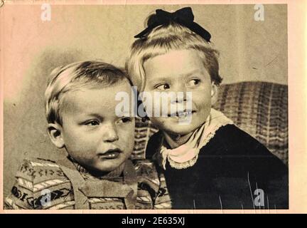 GERMANIA - CIRCA anni '30: La foto d'epoca mostra due bambini piccoli - fratelli - fratello e sorella. Circa due e quattro anni. Foto Stock