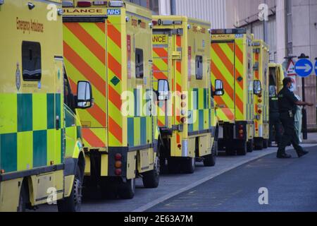 Londra, Regno Unito. 28 Gennaio 2021. Ambulanze in fila fuori dal Royal London Hospital. Il Regno Unito rimane sotto la serratura mentre il governo combatte per tenere sotto controllo la pandemia del coronavirus. Credit: Vuk Valcic/SOPA Images/ZUMA Wire/Alamy Live News Foto Stock