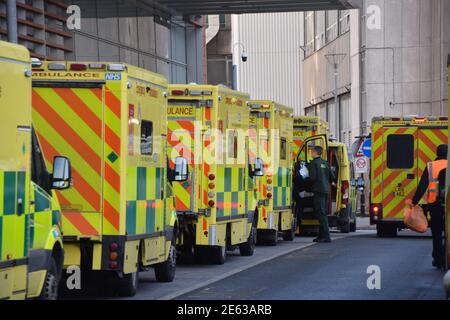 Londra, Regno Unito. 28 Gennaio 2021. Ambulanze in fila fuori dal Royal London Hospital. Il Regno Unito rimane sotto la serratura mentre il governo combatte per tenere sotto controllo la pandemia del coronavirus. Credit: Vuk Valcic/SOPA Images/ZUMA Wire/Alamy Live News Foto Stock