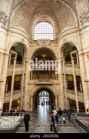 Hannover, Germania - 18 agosto 2019: Interno del nuovo Municipio, Neues Rathaus, con la gente intorno ad Hannover, Germania Foto Stock