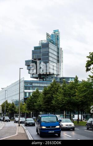 Hannover, Germania - 18 agosto 2019: Facciata del Verwaltungsgebäude der Nord/LB, moderno edificio in vetro a Friedrichswall, strada urbana di Hannover, Germ Foto Stock