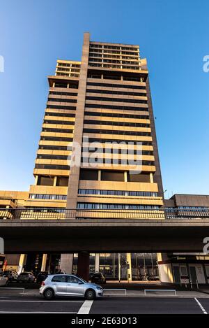 Hannover, Germania - 19 agosto 2019: Facciata della Hochhaus Lister Tor o Bredero-Hochhaus, un moderno grattacielo di architettura brutalistica a Hannover, G. Foto Stock