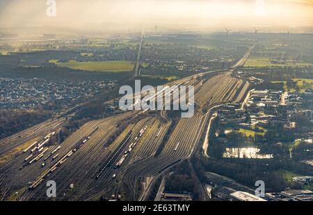 Vista aerea cortile di marshalling e stazione di trasporto retroilluminata in Hamm, Ruhr zona, Nord Reno-Westfalia, Germania, binari ferroviari, stazione, DE, Deutsche B Foto Stock