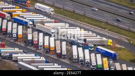 Foto aerea zona di servizio autostrada Rhynern-Nord e Rhynern-Süd presso la superstrada A2, parcheggi camion, Hamm, zona Ruhr, Nord Reno-Westfalia, Germania Foto Stock