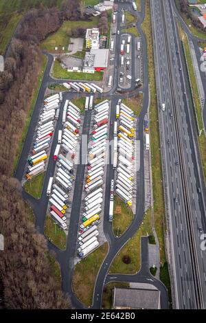 Foto aerea zona di servizio autostrada Rhynern-Nord e Rhynern-Süd presso la superstrada A2, parcheggi camion, Hamm, zona Ruhr, Nord Reno-Westfalia, Germania Foto Stock