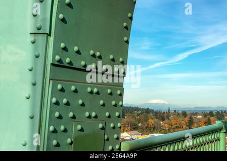 Vista del ponte St. Johns a Portland, Oregon con il monte Sant'Elena sullo sfondo Foto Stock