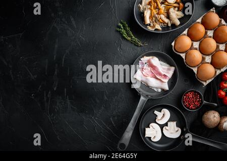 Sana colazione ingredienti per uova fritte in padella in ghisa, su sfondo nero, vista dall'alto piatto, con spazio per il testo copyspace Foto Stock